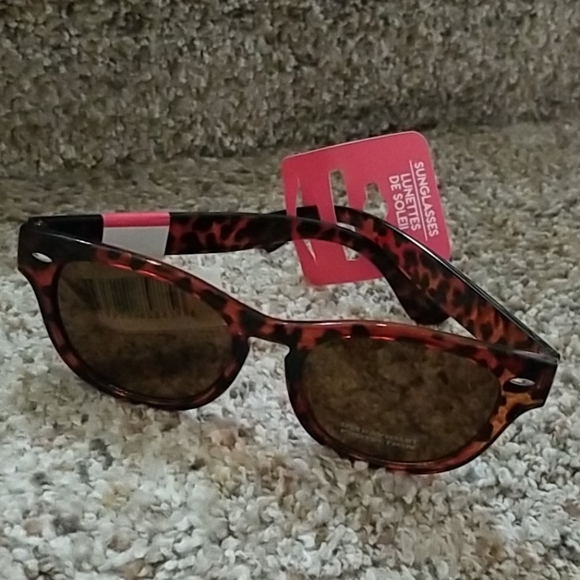 Fashion Sunglasses with Case - Picture 4 of 12
